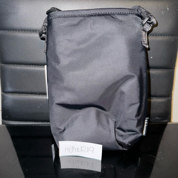 Lululemon Water Bottle Crossbody with Front Pocket 2L- Black - Picture 4 of 8